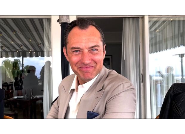 Jude Law hints at a sequel to The Holiday by recreating a famous scene.