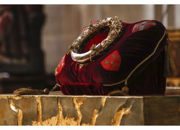 The 'Crown of Thorns' is once again available for the public to view at Notre Dame cathedral.