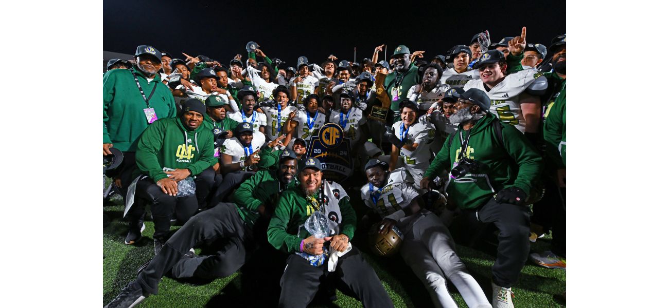 Moreau Catholic dominates Lindsay and becomes 7-AA state champions without a doubt.