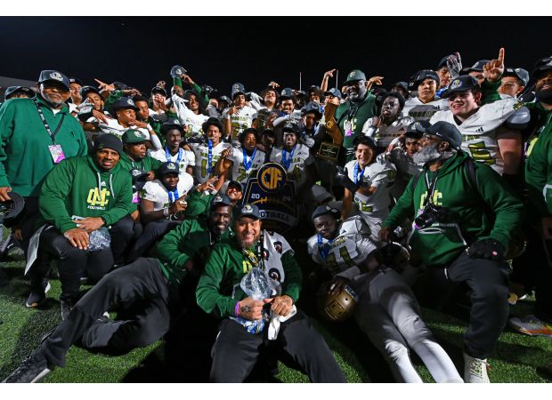 Moreau Catholic dominates Lindsay and becomes 7-AA state champions without a doubt.