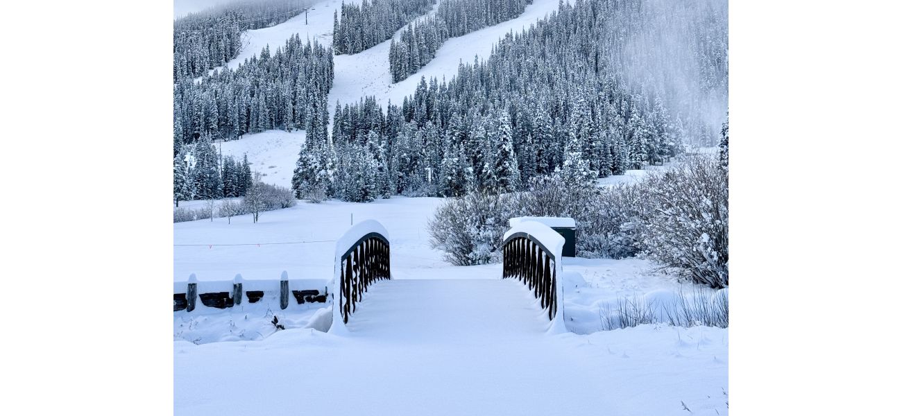 Weather in Colorado: Mountains experiencing snow, while foothills facing strong winds.