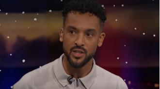 Theo Walcott criticizes Arsenal player who was defeated by an Everton opponent.