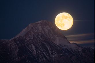 Tonight is the last chance to see December's cold moon until 2043, so don't miss out!