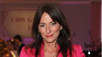 Well-known personality surprises followers with sudden change in appearance, causing confusion among viewers.