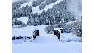 Weather in Colorado: Mountains experiencing snow, while foothills facing strong winds.