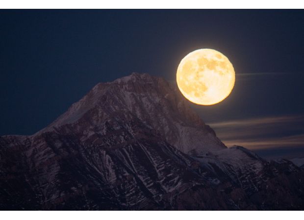 Tonight is the last chance to see December's cold moon until 2043, so don't miss out!