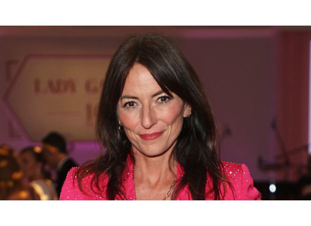 Well-known personality surprises followers with sudden change in appearance, causing confusion among viewers.