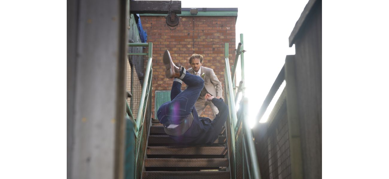 Coronation Street icon falls down stairs in shocking Christmas horror.