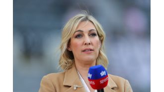 Get to know Kelly Cates, the new host of MOTD, including her net worth, partner, and famous father.