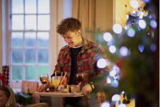 Make a good impression on your guests this holiday season with these 9 delicious Christmas cocktail recipes.