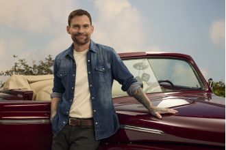 Fans are praising a famous 2000s celebrity for their continued attractiveness in a recent sitcom.