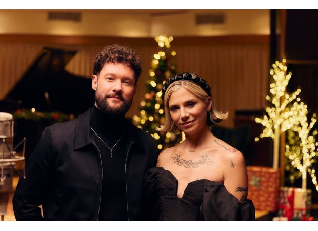 Famous singer surprised to learn that there is a competition for the top Christmas song after entering the competition.