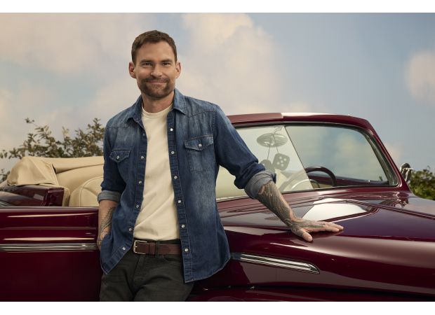 Fans are praising a famous 2000s celebrity for their continued attractiveness in a recent sitcom.