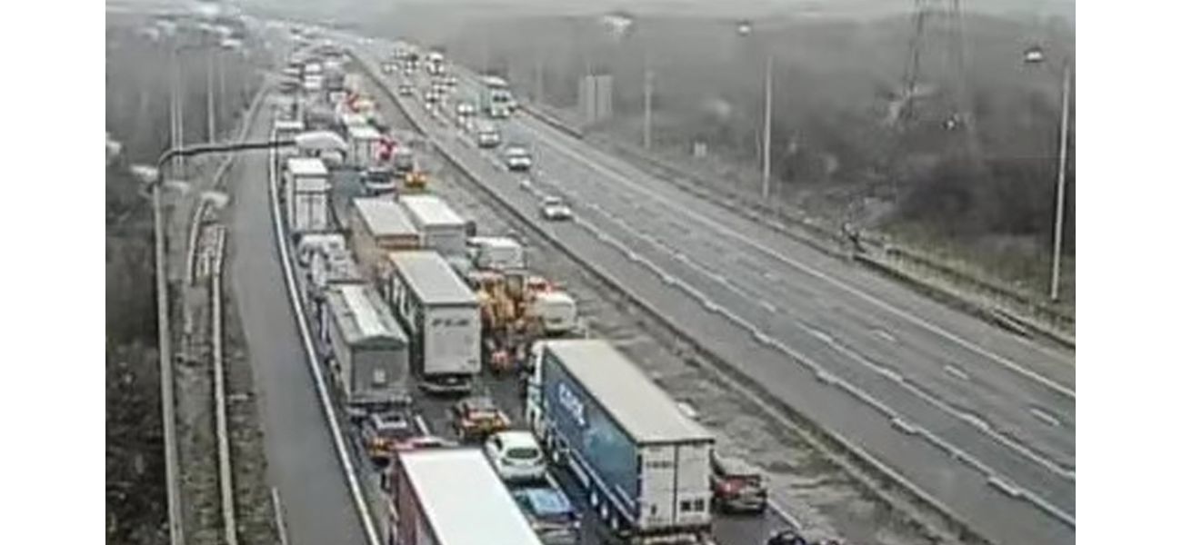 Pedestrian dies on M25 after being apprehended moments earlier for walking on highway.