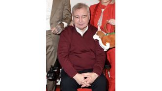 TV host Eamonn Holmes, 65, shares concerning update about his health, stating that he relies on a wheelchair.