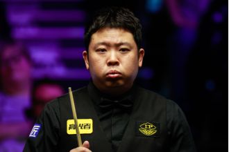 Zhang Anda's 167 break hopes dashed by power outage.
