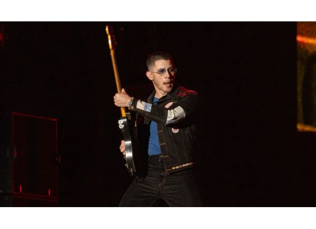 Former 00s singer called 'a definite failure' for seemingly endorsing Elon Musk