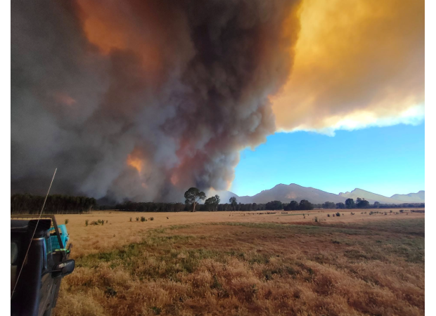 Bushfire in Grampians prompts evacuation warning as homes at risk.