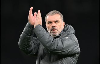 Postecoglou and Carragher disagree on Tottenham's tactics in their victory over Manchester United.
