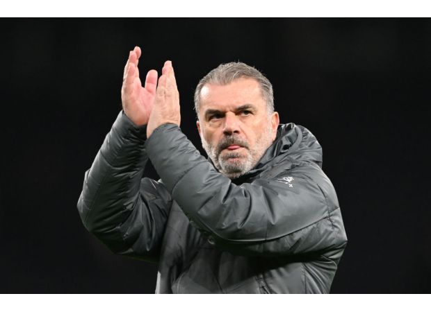 Postecoglou and Carragher disagree on Tottenham's tactics in their victory over Manchester United.