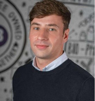 Man leaves barber shop to assist police officer being assaulted on street during haircut.