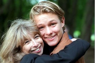 An iconic 90s Coronation Street star looks completely different after cutting off his hair.