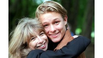 An iconic 90s Coronation Street star looks completely different after cutting off his hair.