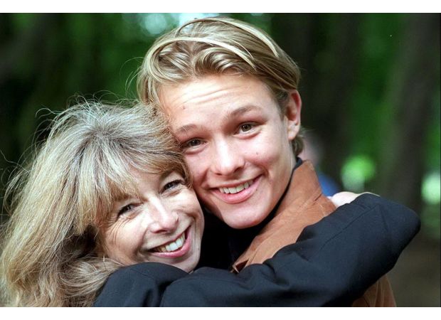 An iconic 90s Coronation Street star looks completely different after cutting off his hair.