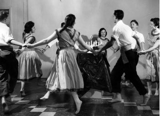 Ron Grossman reminisces about his childhood Hanukkah celebrations in the neighborhood of Albany Park.