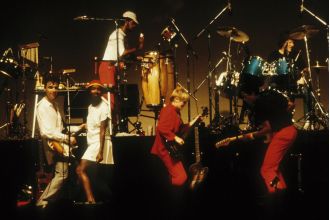 A legendary frontman in music history was disliked by his band members.