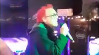 Nostalgic fans amazed as iconic 90s rock star performs his own hit at a pub in Glasgow.
