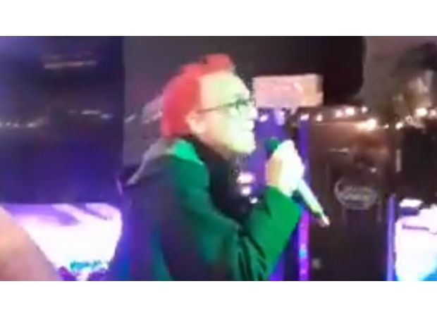 Nostalgic fans amazed as iconic 90s rock star performs his own hit at a pub in Glasgow.