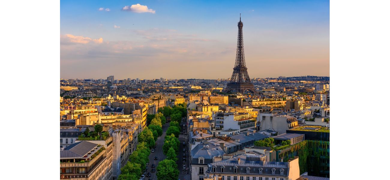 Famous Eiffel Tower evacuated due to building fire.