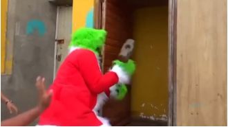 Grinch-costumed cop catches drug dealers in Peru.