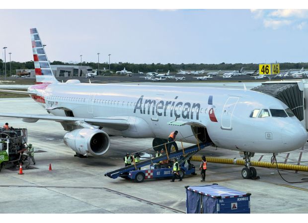 American Airlines cancels US flights because of a 'technical problem.'