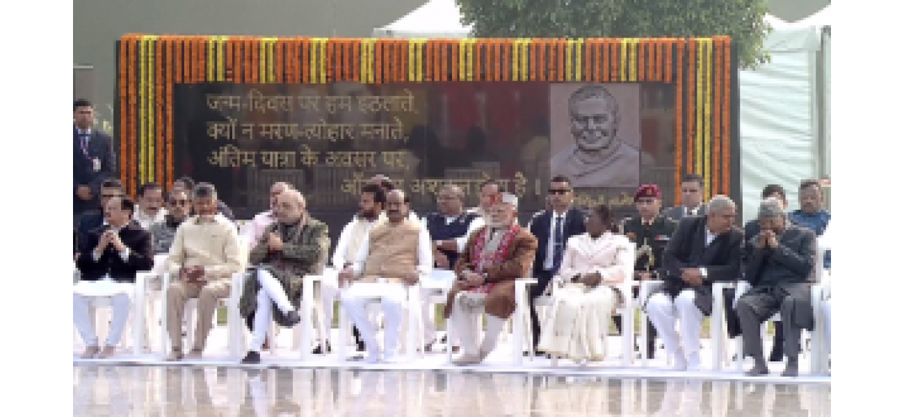 The President and Prime Minister participate in a prayer ceremony to honor Vajpayee.