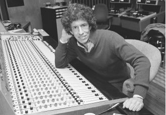 Renowned music producer Richard Perry, known for producing hits like 'You're So Vain', passes away at age 82.