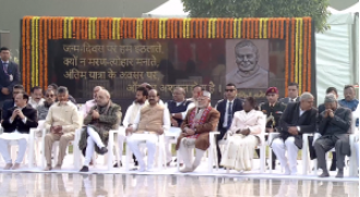 The President and Prime Minister participate in a prayer ceremony to honor Vajpayee.
