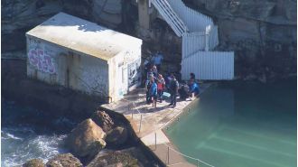 Man hurt jumping off cliff into pool at Sydney beach