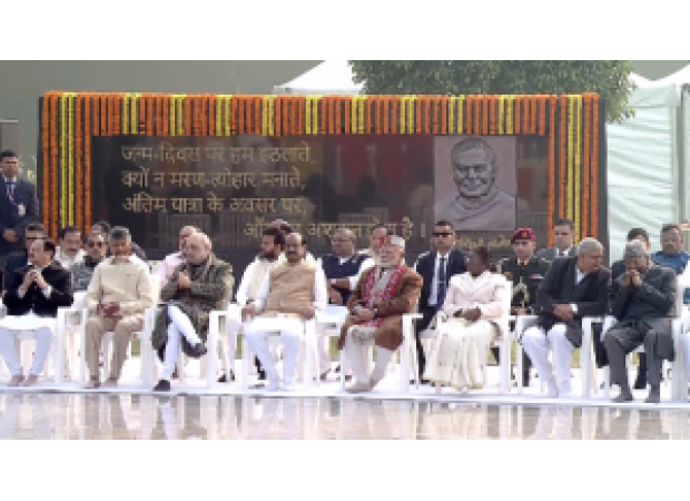 The President and Prime Minister participate in a prayer ceremony to honor Vajpayee.