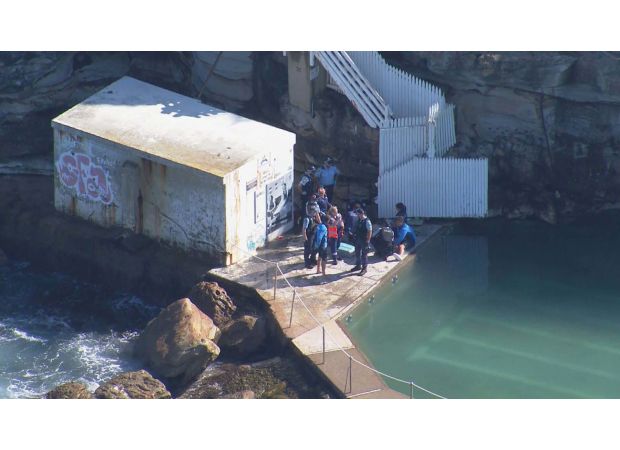 Man hurt jumping off cliff into pool at Sydney beach