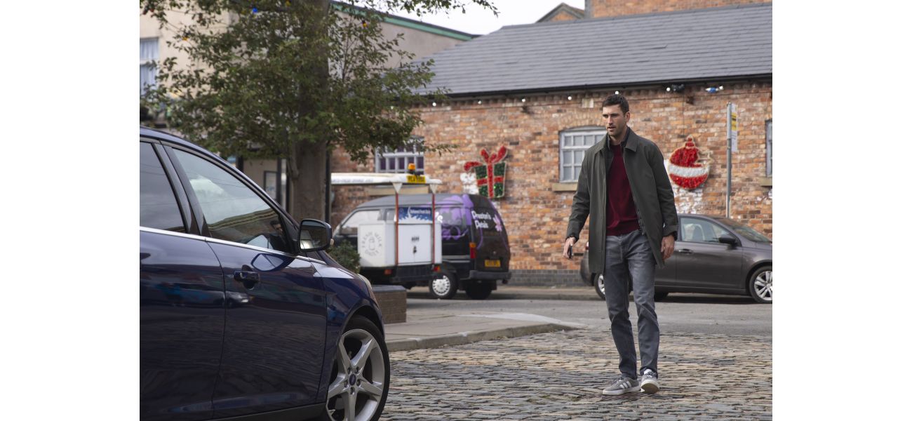 Coronation Street legend's health concerns confirmed, while 27 pictures show new romance blooming.