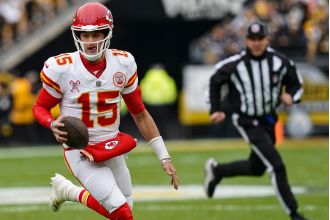 Mahomes leads Chiefs to top AFC seed with 3 TDs, easily defeating struggling Steelers 29-10.