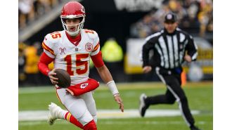 Mahomes leads Chiefs to top AFC seed with 3 TDs, easily defeating struggling Steelers 29-10.
