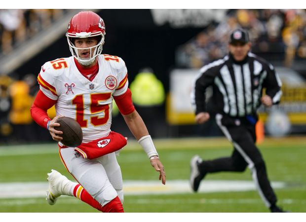 Mahomes leads Chiefs to top AFC seed with 3 TDs, easily defeating struggling Steelers 29-10.