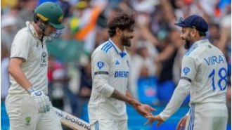 Indian cricket teams pay tribute to Manmohan Singh with black armbands.