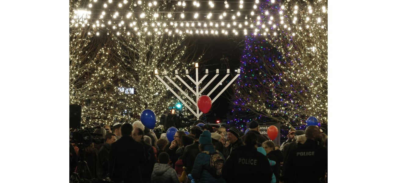 Criticism arises over the time restriction for displaying Menorah in Lake Forest's Market Square.