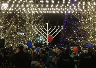 Criticism arises over the time restriction for displaying Menorah in Lake Forest's Market Square.