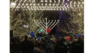 Criticism arises over the time restriction for displaying Menorah in Lake Forest's Market Square.