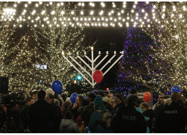 Criticism arises over the time restriction for displaying Menorah in Lake Forest's Market Square.